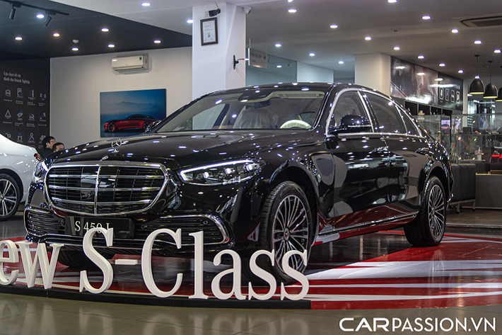 Hiện tại thương hiệu đang chào bán hai phiên bản bao gồm Mercedes-Benz S450 và S450 Luxury và những chiếc Mercedes-Benz S-Class thế hệ mới đầu tiên đã có mặt tại một số đại lý chính hãng. So với mức giá 5,199 tỷ Đồng cho phiên bản S450 thông thường, giá bán của mẫu xe này tại đại lý chính hãng thậm chí rẻ hơn một nửa so với mẫu S500 nhập khẩu tư nhân.