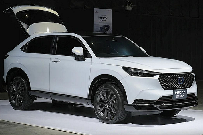 Ngoài ra, xe còn có tính năng ra lệnh bằng giọng nói thông qua Android Auto hoặc Siri, 8 loa, cửa hậu chỉnh điện rảnh tay với cảm biến đá cốp, gương chiếu hậu đóng mở và tự động nghiêng xuống khi lùi, hệ thống điều hòa tự động, hệ thống lọc không khí, đèn LED đọc sách bật/tắt bằng cảm ứng,…
