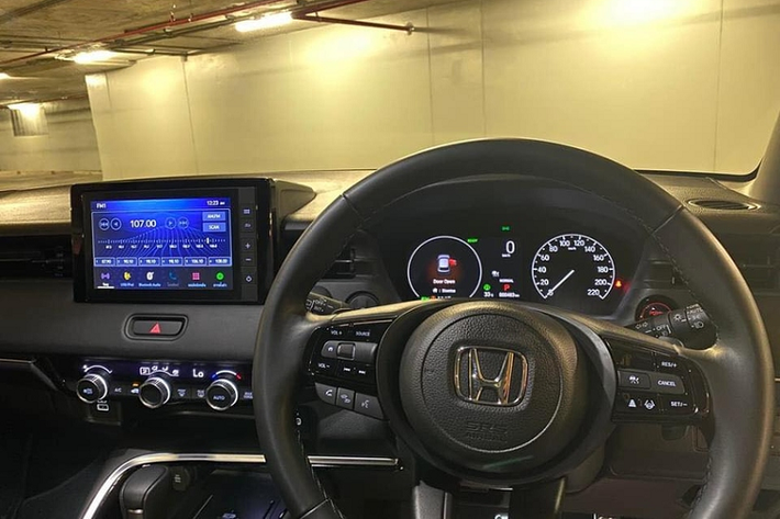 Bước sang thế hệ mới, HR-V sở hữu diện mạo sang trọng, cao cấp hơn với phong cách crossover lai coupe trẻ trung, hiện đại. Xe có chiều dài 4.330mm với bản thường và 4.385mm với bản RS, chiều rộng 1.790mm, chiều cao 1.590mm và trục cơ sở 2.610mm.