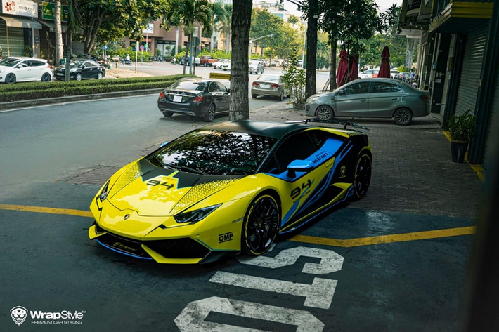 Chiếc siêu xe Lamborghini Huracan LP610-4 nguyên bản có màu cam nhưng mới đây đã được cô gái sinh năm 1997 cho lên Sài thành để diện áo mới lấy ý tưởng từ mẫu xe đua Lamborghini Essenza SCV12 với điểm nhấn là con số 94, thể hiện cho tỉnh Bạc Liêu, nơi 9X này đang cùng chồng đang sinh sống và kinh doanh mỹ phẩm.