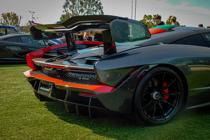 Khu vực trang trí bệ bước của bộ sưu tập là nơi để McLaren tri ân những khoảnh khắc vinh quang của Ayrton Senna.