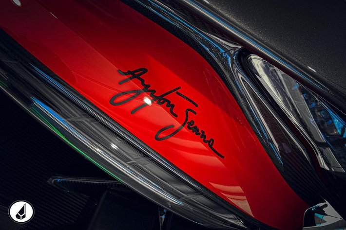 Đi kèm khối động cơ này là hộp số 7 cấp ly hợp kép. McLaren Senna có khả năng tăng tốc từ 0 lên 100 km/h trong 2,8 giây, trước khi đạt vận tốc tối đa 340 km/h.