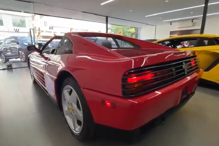 Ferrari đã sản xuất ra 4.871 chiếc F355 Berlinetta trên toàn thế giới với 3.829 chiếc được trang bị hộp số sàn 6 cấp và chỉ đúng 1.042 chiếc Ferrari F355 Berlinetta có hộp số F1, dấu hiệu nhận biết là mỗi xe sẽ có thêm logo F1 ở đuôi xe như Ferrari F355 Spider của ông Vũ, riêng chiếc Ferrari F355 Berlinetta đang lăn bánh ở Sài thành trang bị số sàn.