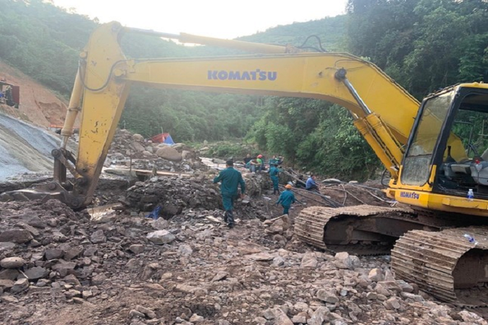 Ngay sau khi nhận được thông báo, Ban chỉ huy Phòng chống thiên tai - Tìm kiếm cứu nạn (PCTT-TKCN) huyện đã cùng với UBND xã Si Pa Phìn, Y tế xã kết hợp với lực lượng quân y của bệnh xá đoàn kinh tế quốc phòng 379 cùng với Công ty TNHH thương mại số 6 khẩn trương đến hiện trường, thực hiện cứu nạn và các bước sơ cứu ban đầu cho 3 nạn nhân bị thương và tìm kiếm người bị mắc kẹt.