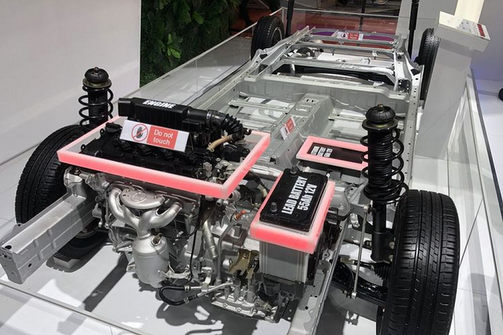 Ngoài thay đổi về động cơ, nhiều khả năng Suzuki Ertiga Hybrid còn được trang bị tính năng dừng/khởi động động cơ (Idle Start-Stop) và hệ thống tái tạo năng lượng khi phanh nhằm tối ưu hóa khả năng tiêu thụ nhiên liệu.