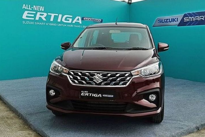 Cả hai bản của mẫu xe MPV Suzuki Ertiga Hybrid đều sử dụng hệ thống Mild-Hybrid bao gồm động cơ xăng KB15 1.5L kết hợp máy phát điện khởi động tích hợp (ISG) và một cụm pin Li-ion, sử dụng điện áp 48 volt.