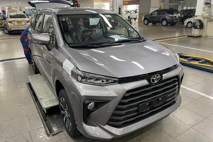 Theo hình ảnh đăng lên fanpage chính thức của Toyota Việt Nam cách đây không lâu, cặp đôi MPV cỡ nhỏ Toyota Avanza Premio và Veloz Cross sẽ chính thức ra mắt vào ngày 22/3 tới đây. Trước thời điểm đó, Toyota Avanza Premio 2022 đã bất ngờ xuất hiện tại đại lý.