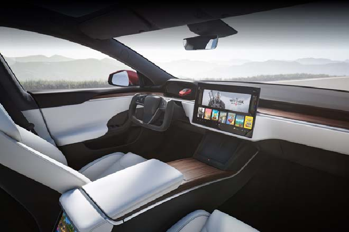 Về truyền động, Tesla Model X Plaid 2022 vẫn đứng ở vị trí thống trị nếu xem xét đến hiệu suất vận hành nhờ thiết lập ba mô-tơ điện cho tổng công suất 1.020 mã lực. Sức mạnh này giúp Model X Plaid trở thành “chiếc SUV tăng tốc nhanh nhất được sản xuất” khi chỉ mất 2,5 giây để đạt vận tốc 96 km/h từ trạng thái đứng yên. Phạm vi hoạt động tối đa của Model X Plaid theo ước tính của EPA là 311 dặm (~ 501 km).