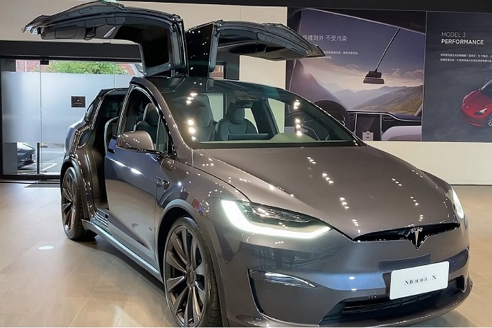 Ngoại hình của chiếc Tesla Model X Plaid 2022 mới này không có gì đặc biệt, nhưng nó gây ấn tượng khi sở hữu khoang nội thất 7 ghế ngồi. Nghe có vẻ không quá thú vị nhưng cần biết rằng phiên bản Model X Plaid tại thị trường Mỹ chỉ có duy nhất cấu hình 6 ghế ngồi.