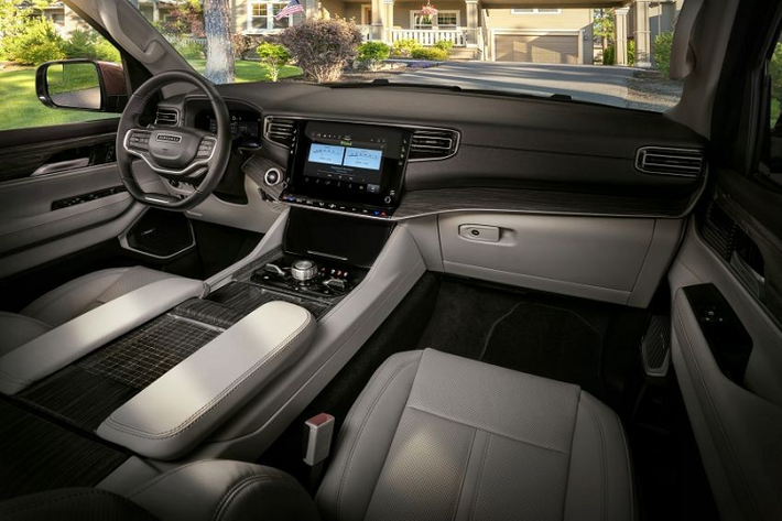 Bước vào bên trong mẫu SUV cỡ lớn này, người lái được chào đón bằng không gian nội thất sang trọng với mặt táp-lô hình đôi cánh, cụm điều khiển trung tâm rộng, núm xoay chọn số bằng nhôm và vô lăng 2 chấu. Xe có nội thất 8 chỗ và ghế trước chỉnh điện 12 hướng tiêu chuẩn. Trong khi đó, tính năng sưởi ghế/thông hơi, sưởi vô lăng, bàn đạp có thể chỉnh được và 2 ghế thương gia nằm độc lập ở giữa là trang bị tùy chọn.