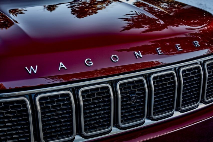 Bên ngoài, Jeep Wagoneer sở hữu thiết kế vuông vắn, bắt mắt và tạo cảm giác khỏe khoắn. Ngoài ra, các cột của mẫu SUV cỡ lớn này còn được sơn cùng màu với thân xe thay vì sơn màu đen như thông thường.