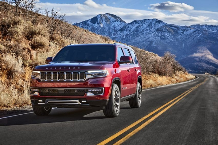 Jeep Wagoneer 2022 mới là dòng SUV cỡ lớn đã lần đầu tiên ra mắt thị trường Mỹ vào đầu năm ngoái. Dự kiến, trong năm nay, mẫu SUV Mỹ này sẽ chính thức trình làng tại thị trường Việt Nam. Tương tự những mẫu xe Jeep phân phối chính hãng khác tại Việt Nam như Wrangler hay Gladiator, Wagoneer cũng sẽ được nhập khẩu nguyên chiếc từ Mỹ.