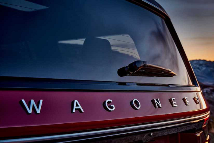Khi mua Jeep Wagoneer, khách hàng có thể chọn 1 trong 3 hệ dẫn động 4 bánh toàn thời gian là Quadra-Trac I, Quadra-Trac II với hộp số phụ 2 cấp hoặc Quadra-Drive II với khóa vi sai chống trượt điện tử phía sau. 2 hệ dẫn động Quadra-Trac II cũng như Quadra-Drive II mang đến những chế độ lái như Auto, Sport, Rock, Snow và Sand/Mud cho xe. Không chỉ có khả năng off-road, xe còn sở hữu sức kéo 4,5 tấn, được hãng Jeep khẳng định là tốt nhất phân khúc.