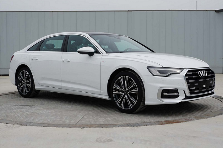Phiên bản hiện tại của Audi A6 hạng sang có tên mã C8 lần đầu được giới thiệu vào tháng 8/2018, với bản trục cơ sở kéo dài A6 L dành cho thị trường Trung Quốc ra mắt vào tháng 11 cùng năm bởi liên doanh FAW - Volkswagen. Do đó, năm 2022 chính là thời điểm phù hợp để Audi A6 nhận được một phiên bản nâng cấp giữa vòng đời, trong khi hai đối thủ cạnh tranh chính là BMW 5-Series và Mercedes-Benz E-Class đều đã được cập nhật vào năm 2020.