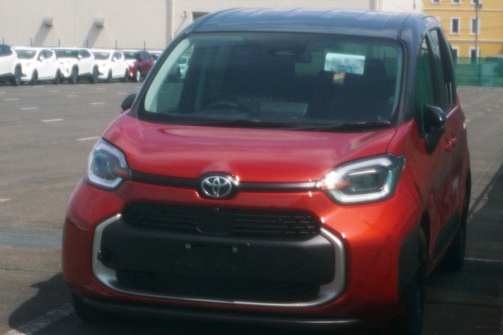 Những hình ảnh chụp Toyota Sienta thế hệ mới tại cảng Sendai của Nhật Bản đã hé lộ Toyota Sienta 2023 mới thay đổi đáng kể về thiết kế. Cụ thể, mẫu MPV cỡ nhỏ này được trang bị cụm đèn pha LED tròn trịa hơn trước, được bao quanh bằng dải đèn LED định vị ban ngày hình chữ "U". Chính giữa đầu xe là logo của hãng Toyota, nối liền với 2 nẹp màu đen kéo dài sang đèn pha hai bên.