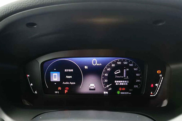 Bên dưới nắp ca-pô của Honda ZR-V 2023 ở thị trường Nhật Bản là 2 loại động cơ. Thứ nhất là hệ truyền động hybrid e:HEV, bao gồm máy xăng 4 xi-lanh, dung tích 2.0L, 2 mô-tơ điện và hộp số e-CVT.