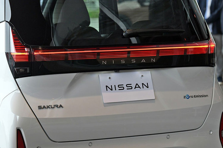 Đằng sau, Nissan Sakura được trang bị cụm đèn hậu LED nằm vắt ngang đuôi xe, cánh gió mui khá lớn và những chi tiết tạo sự tương đồng với đầu xe như đèn phản quang hình tam giác hay cản sau.