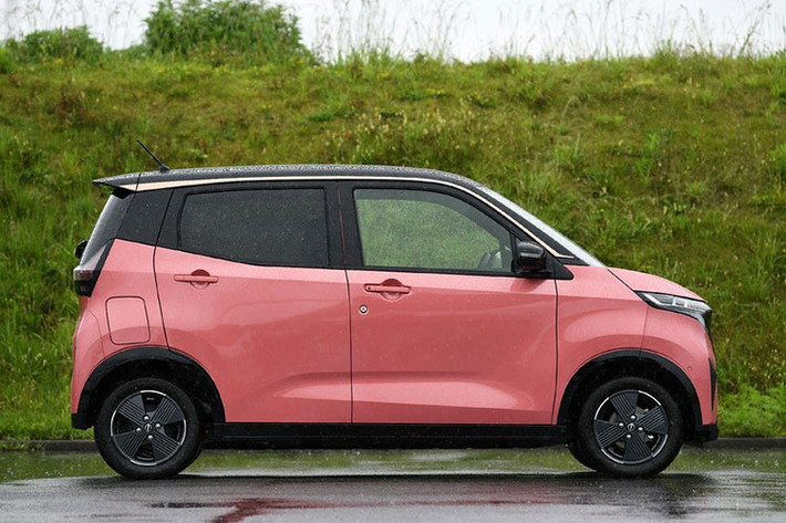 Số lượng đơn đặt hàng dành cho mẫu xe Nissan Sakura 2022 giá rẻ này đã chứng tỏ điều đó. Theo hãng Nissan, chỉ sau 3 tuần ra mắt, Sakura đã được hơn 11.000 khách hàng Nhật Bản đặt mua. Cụ thể, tính đến ngày 13/6, đã có tổng cộng 11.429 người đặt cọc để sở hữu mẫu xe điện mới này.
