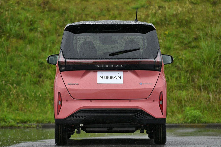 Mặc dù không phải là mẫu xe ôtô điện mạnh mẽ nhưng Nissan Sakura vẫn có chế độ lái Sport, ngoài 2 chế độ Standard và Eco. Bên cạnh đó, xe còn có hệ thống phanh tái sinh năng lượng, mang đến chế độ vận hành chỉ dùng 1 bàn đạp để tăng, giảm tốc.