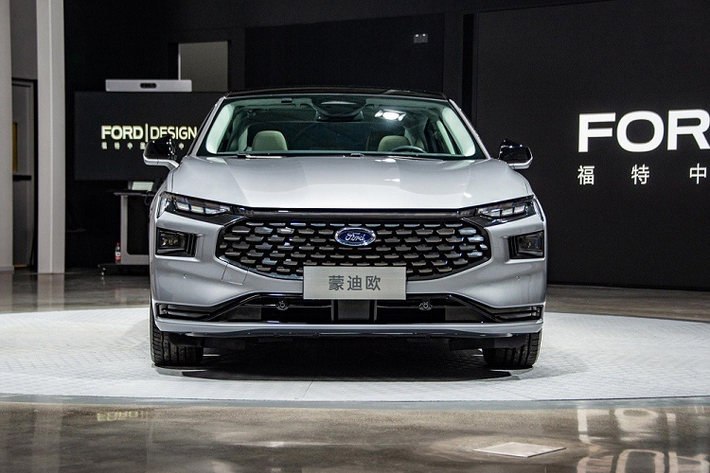 Tối nay, ngày 17/1/2022, hãng Ford đã chính thức vén màn thế hệ mới của dòng sedan cỡ trung Mondeo tại thị trường Trung Quốc trong sự kiện trực tuyến. Do liên doanh Changan-Ford sản xuất, Ford Mondeo 2022 mới sẽ dành riêng cho thị trường Trung Quốc. Trong khi đó, tại thị trường Mỹ và châu Âu, mẫu sedan cỡ trung này đã bị "khai tử".