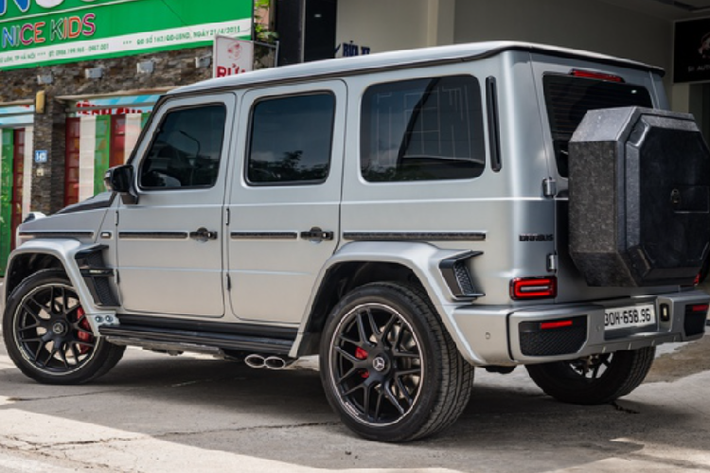 Mẫu SUV địa hình này sở hữu kích thước lần lượt là 4.725 x 1.931 x 1.969 mm (DxRxC), trục cơ sở dài 2.890 mm. Chiếc G63 này được trang bị bộ bodykit thân rộng tới từ hàng độ Brabus mang tên G800 Widestar. Phía đầu xe có cản trước mới với 3 hốc gió kích thước lớn hơn nhằm tăng khả năng làm mát, tích hợp thêm dải LED ban ngày.
