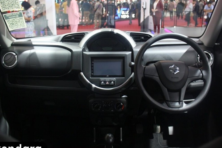Trên đầu xe, S-Presso 2022 được trang bị lưới tản nhiệt chia thành 4 ô mạ crôm với logo của hãng Suzuki ở giữa. Nằm hai bên lưới tản nhiệt là cụm đèn pha Halogen, tích hợp đèn báo rẽ. Bên dưới là hốc gió trung tâm được chia thành 2 tầng và tấm ốp gầm giả màu bạc. Chưa hết, mẫu SUV đô thị này còn có ốp gương ngoại thất và tay nắm cửa sơn cùng màu với thân xe.