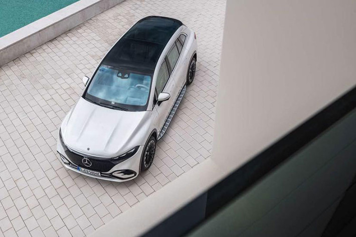 Dự kiến, xe sẽ được bán ra vào cuối năm nay nhưng chưa có giá bán Mercedes-Benz EQS SUV 2023 cụ thể. Trong khi đó, mẫu sedan hạng sang Mercedes-Benz EQS có giá khởi điểm từ 102.310 USD. Khi có mặt trên thị trường, Mercedes-Benz EQS SUV 2023 sẽ là đối thủ mới của BMW iX và Tesla Model X.