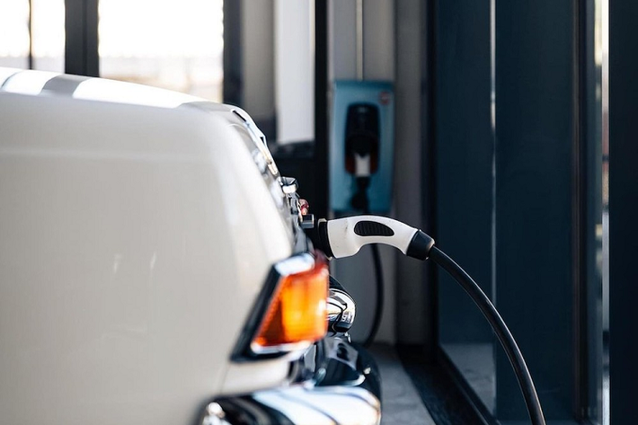 Đầu tiên, Hilton & Moss sẽ thực hiện phục chế từng chiếc Mercedes-Benz W113 SL Pagoda hàng hiếm từ đầu, và khách hàng cần cung cấp xe của họ. Những chiếc xe này sau đó được tháo gỡ chỉ còn khung gầm, và rồi chiếc xe được sửa chữa và làm mới bằng cách sử dụng các bộ phận nguyên bản có chất lượng cao nhất. Công ty phục chế nói rằng kết quả là một chiếc xe "được hoàn thiện hoàn hảo hơn so với ngày nó rời nhà máy lúc đầu”.