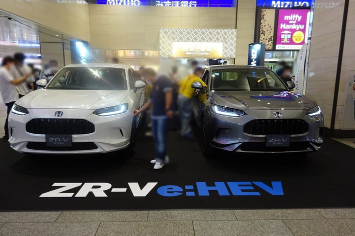Vào hồi giữa tháng 7 năm nay, Honda đã bất ngờ tung ra những hình ảnh và thông tin đầu tiên của mẫu xe ZR-V mới dành cho thị trường nội địa Nhật Bản. Theo kế hoạch, đến tháng 11 năm nay, hãng Honda mới chính thức bán Honda ZR-V 2023 mới ra thị trường. Tuy nhiên, vào hôm 13-14/8/2022 vừa qua, hãng Honda đã bất ngờ trưng bày 2 chiếc ZR-V mới tại thành phố Osaka của Nhật Bản.