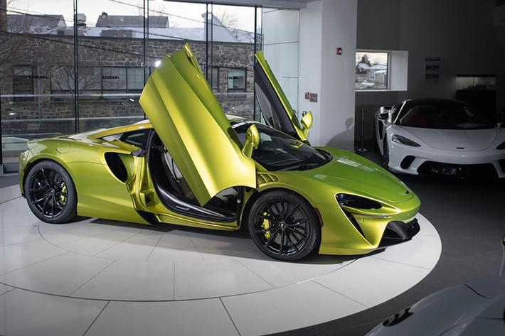 Chỉ với động cơ điện, siêu xe McLaren Artura có thể hoàn thành quãng đường dài 30 km và đạt vận tốc tối đa 130 km/h mà không cần đến động cơ xăng can thiệp. Điểm đáng chú ý của hệ thống plug-in hybrid trên siêu xe Artura chính là có thể sạc độc lập, nguồn điện gia đình có thể sạc từ 20% đến 80% pin cho xe chỉ trong thời gian 2,5 giờ.