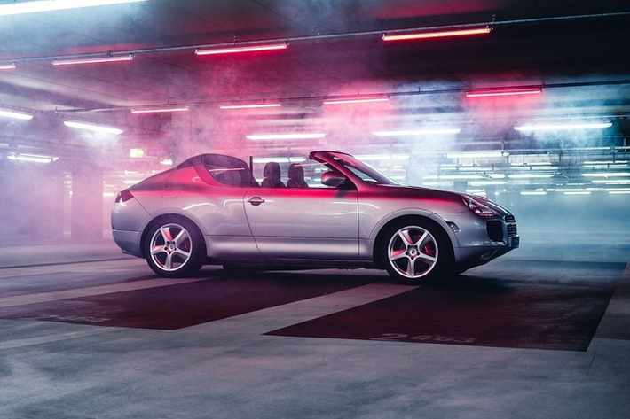 Năm 2022 sẽ đánh dấu 20 năm ra đời của dòng SUV Porsche Cayenne hạng sang. Trong chuỗi sự kiện ăn mừng dịp kỷ niệm này, hãng Porsche đã bất ngờ tung ra hình ảnh của chiếc Cayenne phiên bản mui trần Convertible mà có lẽ ít người biết tới.