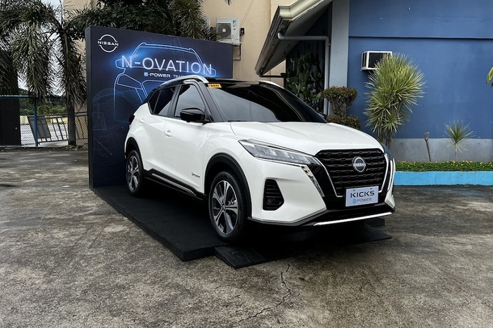 Nissan Kicks 2023 mới là một trong những mẫu xe sắp ra mắt được người dùng Việt Nam quan tâm nhất. Theo tin đồn trước đây, mẫu SUV hạng B này sẽ có tổng cộng 4 phiên bản, bao gồm 2 bản đặc biệt, và giá bán khởi điểm từ 650 triệu đồng. Tuy nhiên, đến nay, nhân viên tư vấn bán hàng tại đại lý lại đưa thông tin khác về số phiên bản và giá xe Nissan Kicks 2023 tại Việt Nam.