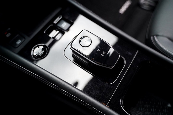 Hệ truyền động e-Power của Nissan Kicks 2022 vẫn bao gồm động cơ xăng 3 xi-lanh, dung tích 1.2L, đóng vai trò làm máy phát điện để sạc pin cho xe. Nhiệm vụ truyền động cho xe thuộc về mô-tơ điện có công suất tối đa 136 mã lực và mô-men xoắn cực đại 280 Nm. So với phiên bản cũ, mô-tơ điện này mạnh hơn 7 mã lực và 20 Nm.