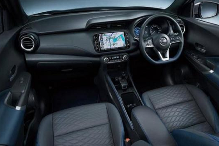 Bên trong mẫu SUV hạng B này là không gian nội thất bọc da tổng hợp ở mặt táp-lô và tappi cửa, cần số mới gọn gàng, nút bấm khởi động máy, màn hình màu đa thông tin TFT 7 inch trong bảng đồng hồ, hệ thống thông tin giải trí Nissan Connect với màn hình cảm ứng 8 inch, hỗ trợ Apple CarPlay/Android Auto, hệ thống âm thanh 6 loa hay gương chiếu hậu kỹ thuật số, hiển thị hình ảnh do camera phía sau thu lại.
