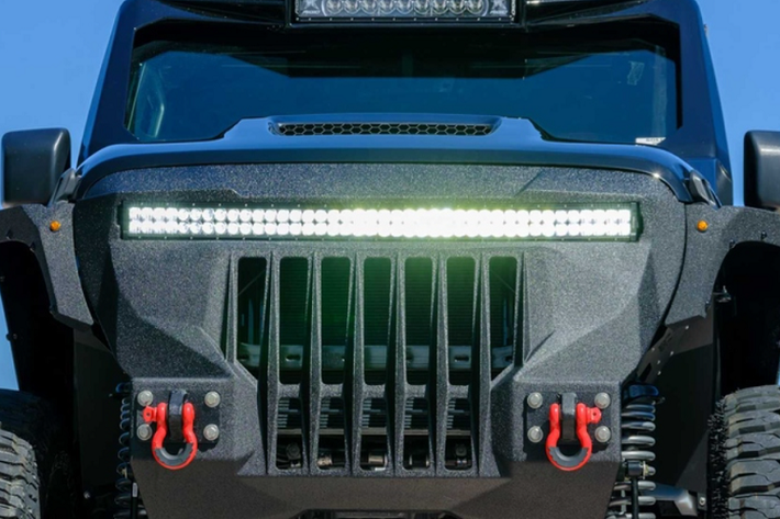 Ngoài diện mạo hầm hố khác biệt hoàn toàn so với Gladiator tiêu chuẩn, chiếc Jeep Gladiator Apocalypse độ 6x6 này còn được nâng cấp ở hệ truyền động, với động cơ V8 dung tích 6.4L - mượn từ Dodge Charger và Challenger R/T Scat Pack.