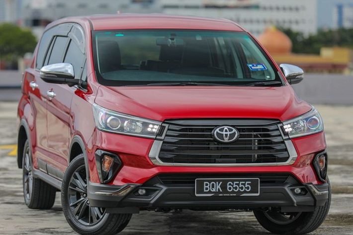 Toyota Innova 2023 mới vừa được ra mắt tại thị trường Malaysia với nhiều nâng cấp đáng chú ý . Mẫu MPV được cung cấp với 3 phiên bản là 2.0E, 2.0G và 2.0X, giá xe Toyota Innova 2023 dao động từ 131.880 - 141.880 RM (khoảng 690 - 742 triệu đồng).