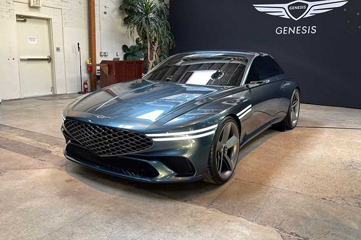 Genesis X Speedium Coupe 2023 mới là một phiên bản tiến hóa từ Genesis X Concept ấn tượng trình làng từ hơn một năm trước. Cái tên Speedium được đặt theo tên của Inje Speedium, một trường đua ở phía đông bắc Hàn Quốc. Màu xanh Inje Green của chiếc xe cũng lấy cảm hứng từ cây xanh xung quanh của đường đua.