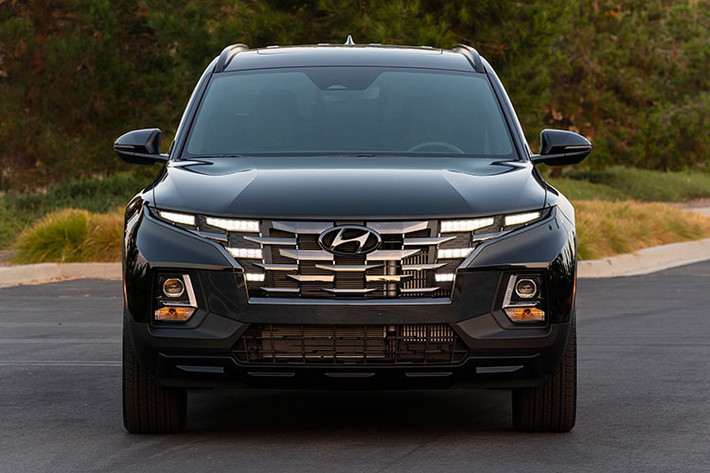 Ngoại thất của Hyundai Santa Cruz có gói Night nổi bật với lưới tản nhiệt mạ crôm tối màu và các tấm chắn phía dưới xe cũng hoàn thiện màu đen. Nắp gương và tay nắm cửa màu đen bóng. Xe được trang bị bộ mâm 20 inch với lớp sơn hoàn thiện màu đen bóng. Các bậc cửa hai bên cung cấp một lối đi dễ dàng hơn vào bên trong xe bán tải này.