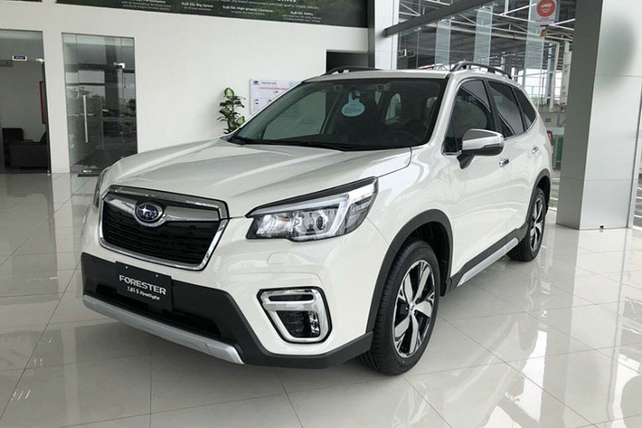 Trong khi đó, Subaru Forester bản 2.0i-S EyeSight được giảm giá 184 triệu đồng tiền mặt và nhận được hàng loạt quà tặng đặc biệt gồm: Màn hình đa phương tiện có kết nối Apple CarPlay và Android Auto (25 triệu đồng); Bảo dưỡng miễn phí 01 năm (9 triệu đồng); Gập gương tự động và Hệ thống khóa cửa tự động tích hợp cảnh báo an ninh thông minh (12 triệu đồng), nâng tổng ưu đãi tới 230 triệu đồng.