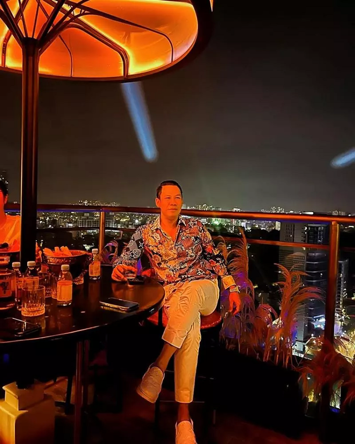 Đại gia 7X cũng rất yêu thích những chiếc áo sơ mi họa tiết, ưu tiên cho những lần đi tiệc, gặp gỡ bạn bè.