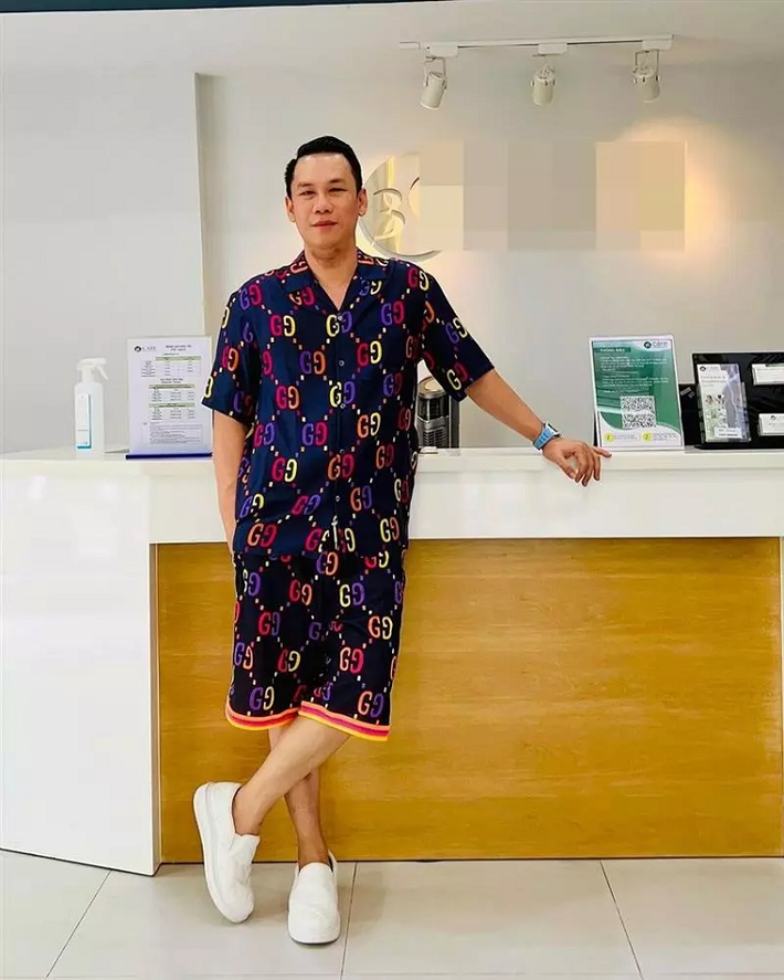 Đến chơi cơ sở kinh doanh của bạn, doanh nhân Đức Huy diện áo quần đồng điệu sặc sỡ, tạo thêm điểm nhấn bằng chiếc đồ hàng hiệu trên tay.