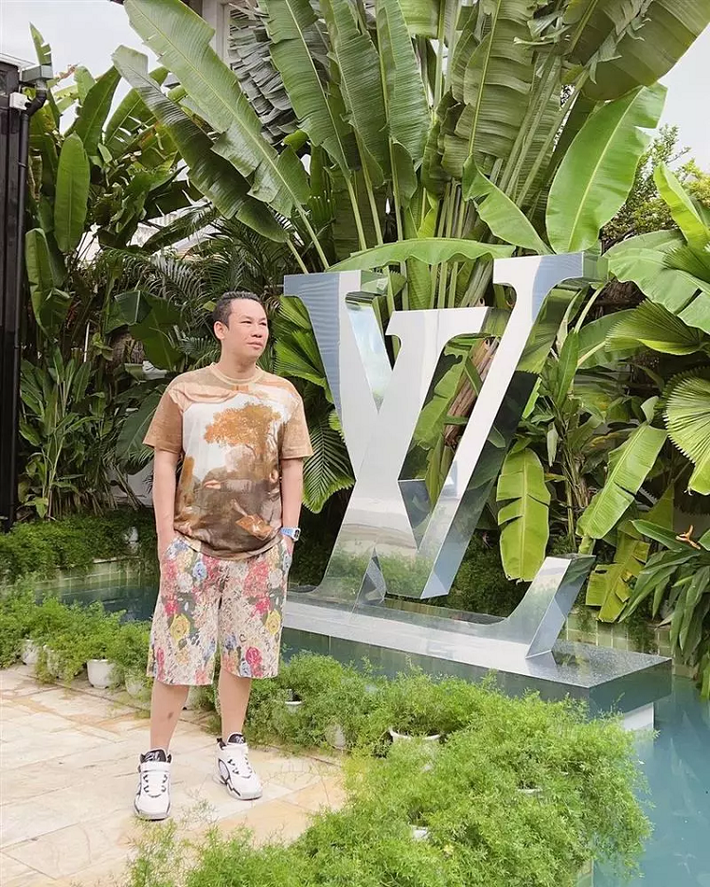 Anh ưu ái những bộ đồ có màu sắc nổi bật, và thường là hàng hiệu đắt đỏ.