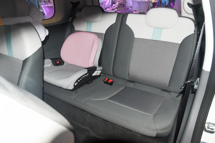Phạm vi di chuyển của Wuling Hongguang Mini EV cũng thay đổi theo phiên bản, bao gồm 120 km, 170 km, 200 km và 300 km.