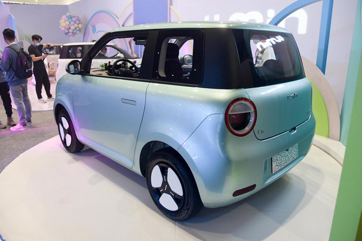 Bên sườn, Changan Lumin chỉ có một cửa với tay nắm cửa nằm chìm vào thân xe. Tiếp đến là vành la-zăng có đường kính 14 inch, được trang trí bằng nắp chụp bánh màu trắng. Nằm ngay trên chắn bùn trước của xe là cổng sạc điện nhưng chỉ tương thích với sạc chậm.