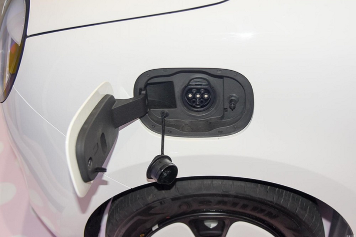 Bên trong Changan Lumin là không gian nội thất rộng rãi và nhiều trang bị hơn Wuling Hongguang Mini EV. Xe được trang bị nội thất 4 chỗ phối 2 màu, "tông xuyệt tông" với ngoại thất. Là xe bình dân nên Changan Lumin đương nhiên đi kèm nhiều chi tiết bằng nhựa cứng trông khá rẻ tiền.