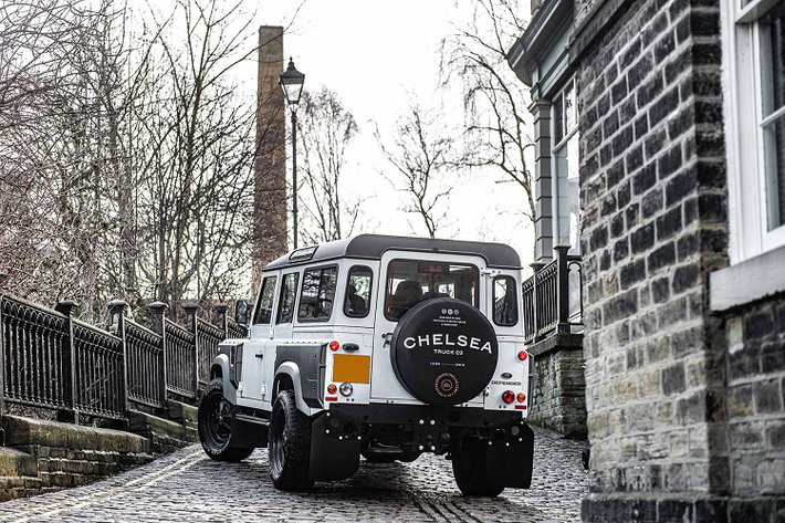 Hơn nữa, Kahn Automobile cũng nâng cấp thêm giúp mẫu xe Land Rover Defender địa hình tưởng chừng “thô kệch” này trở nên thực sự bắt mắt. Về ngoại thất, mẫu xe được trang bị bộ chắn bùn thân rộng phía trước và phía sau được sơn màu xám Satin, tương phản với màu trắng ngoại thất. Ngoài ra, phần đầu xe đã được sửa đổi hoàn toàn với lưới tản nhiệt X-Lander mới và viền đèn pha cùng với cản mới với bốn đèn tích hợp.