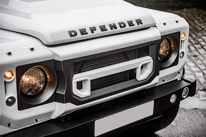 Chiếc Defender này vẫn giữ nguyên trang bị động cơ diesel Ford Duratorq 2.2 lít sản sinh công suất 120 mã lực và mô-men xoắn 360 Nm. Sức mạnh được truyền tới cả bốn bánh thông qua hộp số sàn sáu cấp.