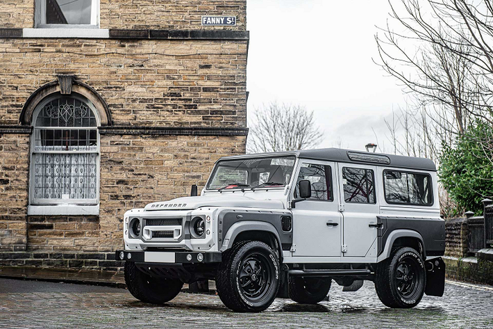Land Rover nói chung và Defender nói riêng là những mẫu xe mà Kahn thường tập trung nâng cấp bậc nhất. Chiếc Land Rover Defender 110 độ Wide-Track này là một trong những thành phẩm ra đời từ “lò độ” này với nhiều bộ phận nâng cấp đến từ hãng Chelsea Truck Company.