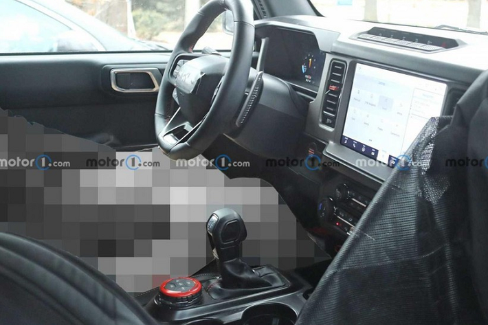 Qua hình ảnh chụp trên đường thử, có thể thấy Ford Bronco Raptor 2022 được trang bị vô lăng dày hơn so với bản thường. Đằng sau vô lăng còn xuất hiện lẫy chuyển số thể thao với kích thước khá lớn.