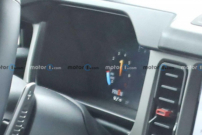 Các chi tiết lộ diện ở bảng taplo vốn không có trên Ford Bronco thông thường. Ngoài ra, mẫu xe SUV Ford Bronco Raptor 2022 còn có bảng đồng hồ kỹ thuật số thay vì dùng loại analog như bản thường. Có vẻ như xe sẽ sở hữu giới hạn vòng tua máy là khoảng 6.000 vòng/phút.